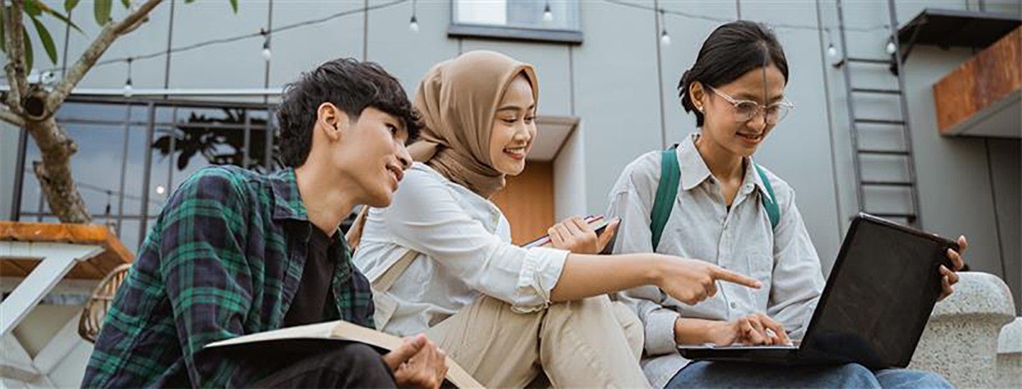 students-looking-laptop